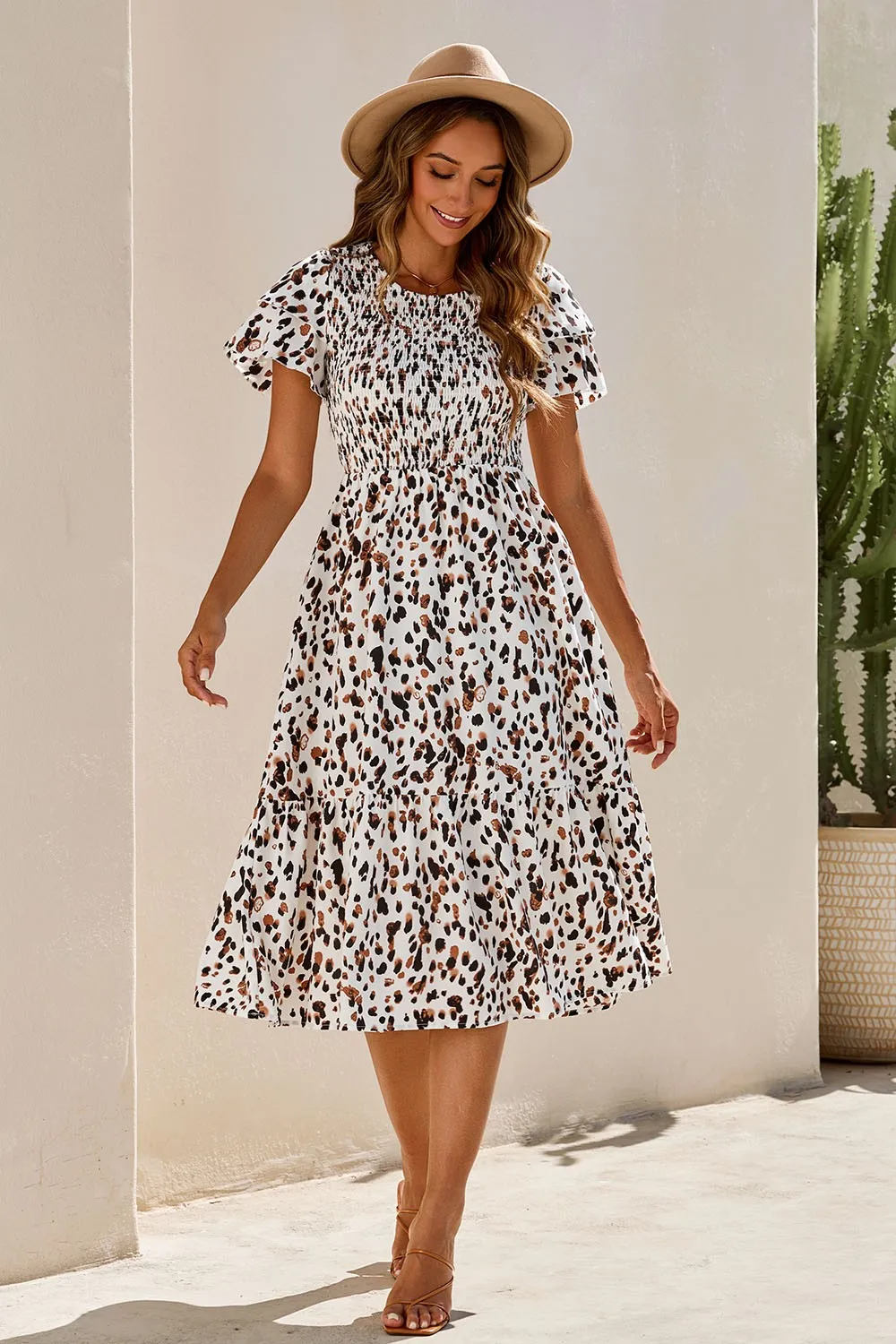 Aprikosenfarbenes ausgestelltes Midikleid mit Volantärmeln und Blumenmuster