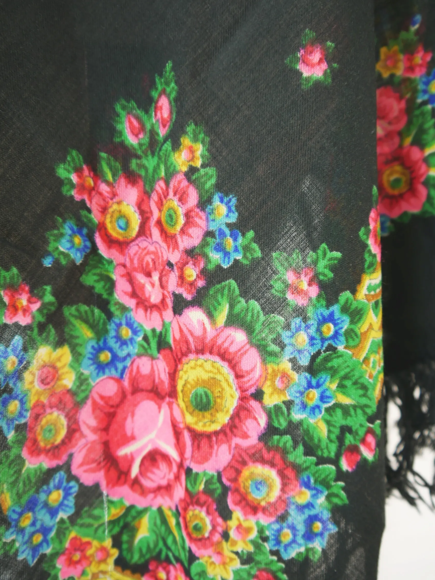 Aufregendes Schultertuch schwarz Wolle Schultertuch mit Blumenmuster