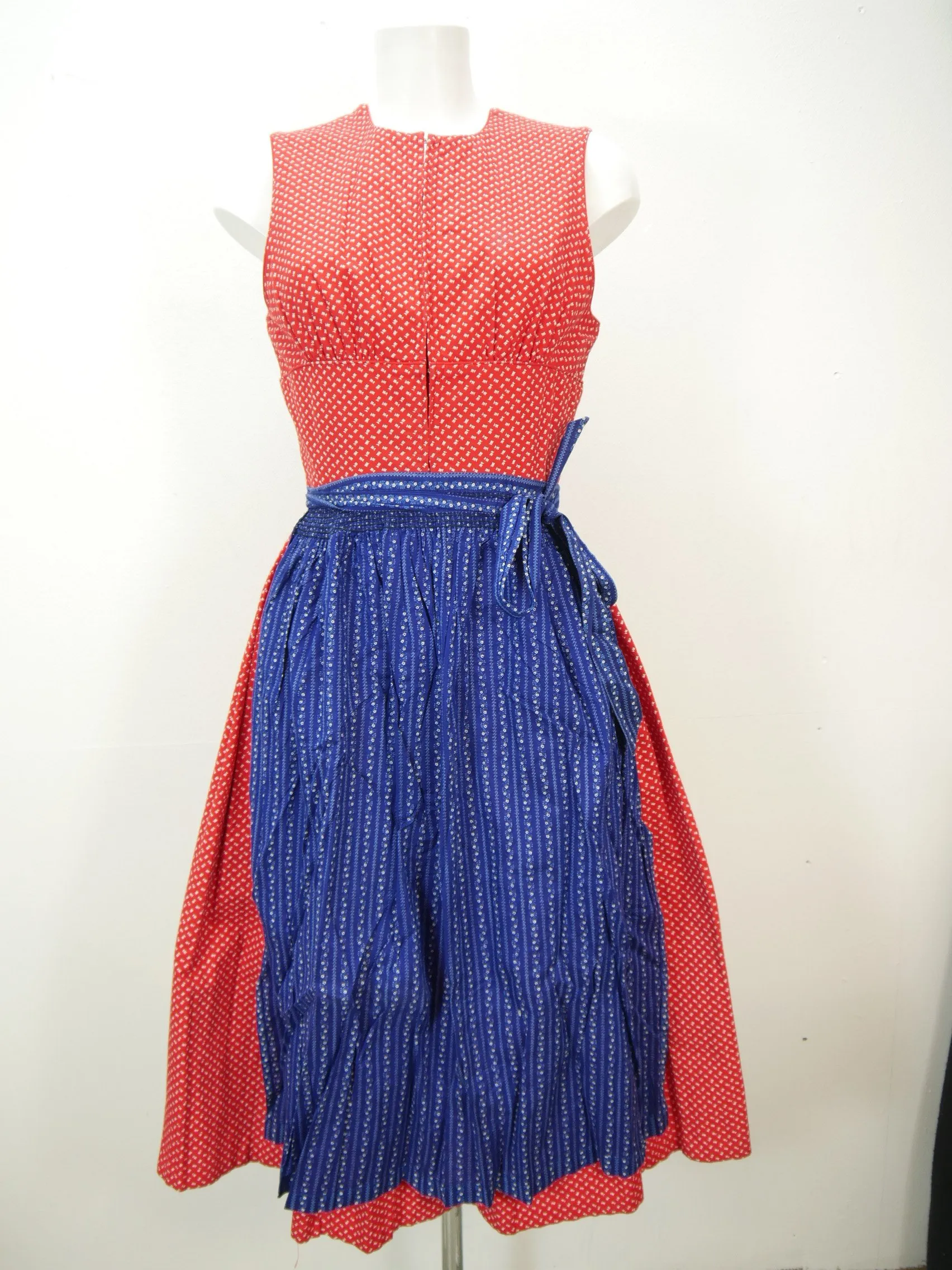 Dirndl Modelle von Herta Kraft Austria rot fabelhaftes Dirndl mit Schürze Gr.38