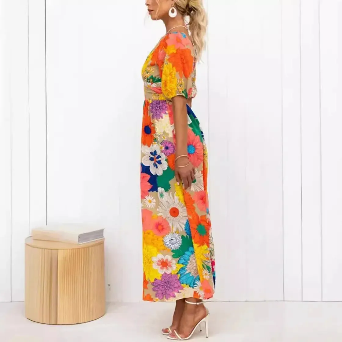 Farbenfrohes Maxikleid mit Blumendruck und V-Ausschnitt