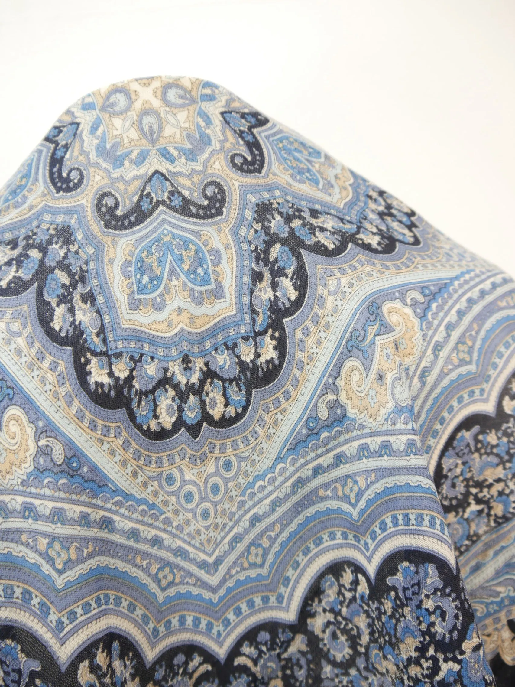 Handbedrucktes Fransentuch blau Kaschmir Wolle Schultertuch Ornamentmuster