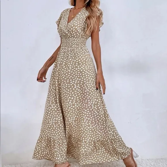 Maxikleid mit gepunkteten Rüschen und geraffter Taille
