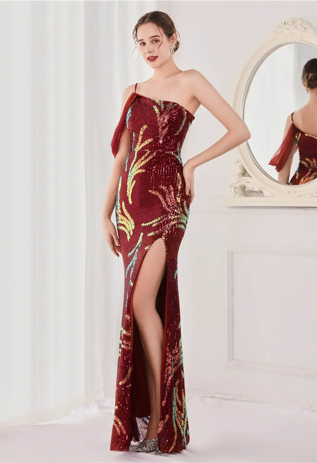 One-Shoulder-Maxikleid mit Schlitz vorne und Pailletten in Burgunderrot
