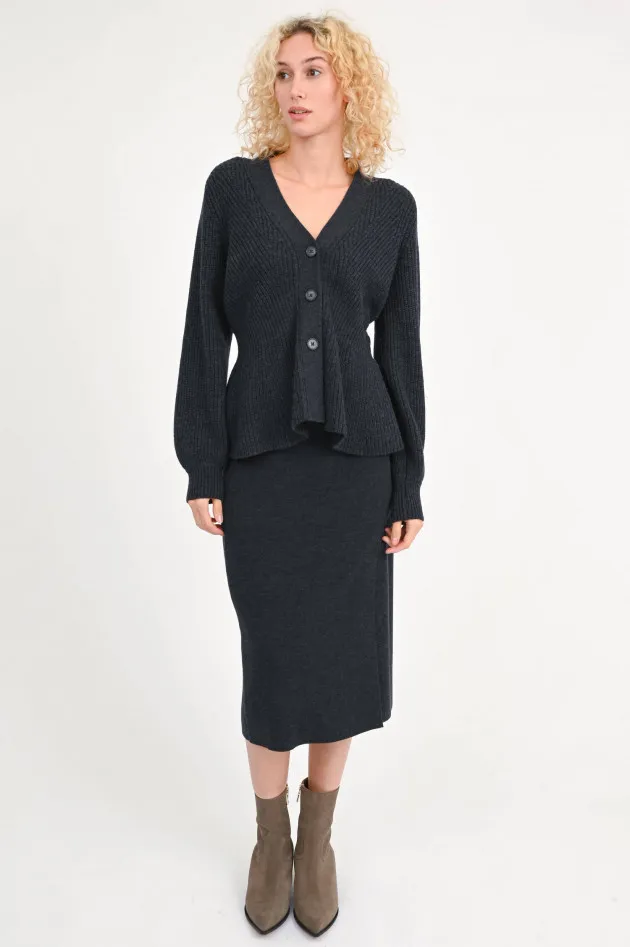 Taillierte Strickjacke in Anthrazit
