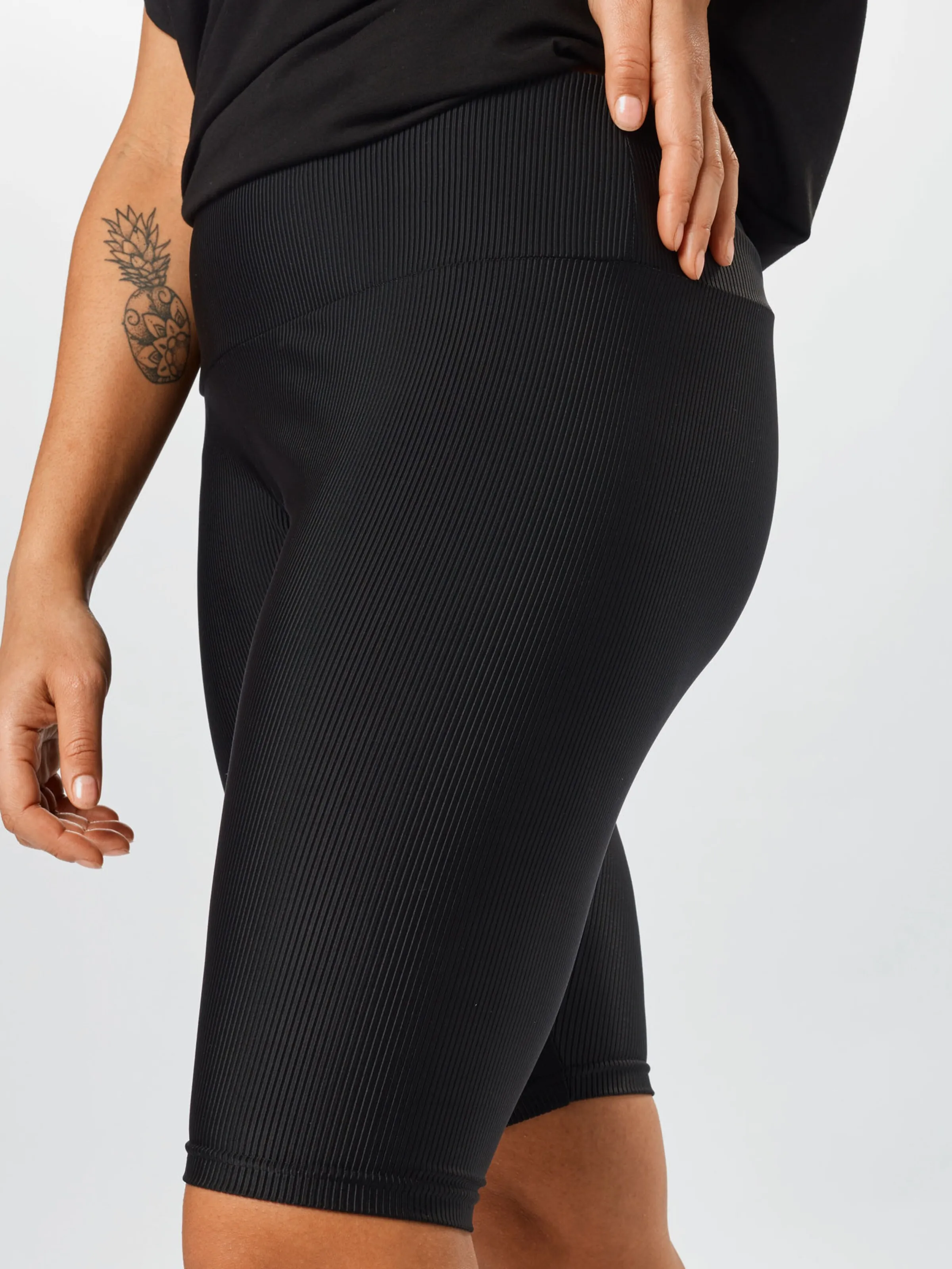 Urban Classics Skinny Shorts in Schwarz
