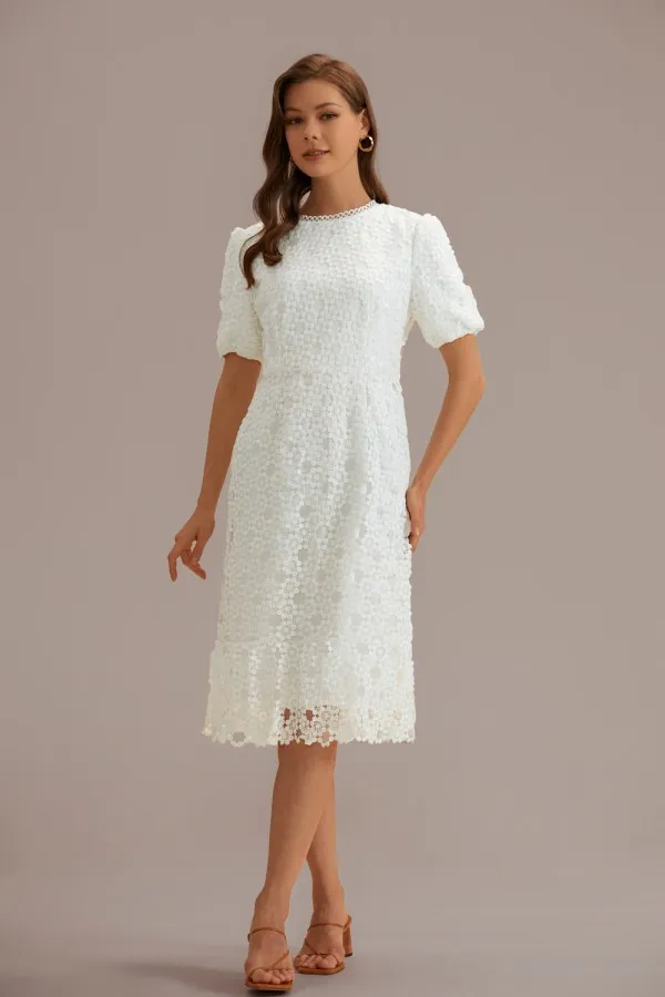 Weißes Midikleid mit kurzen Ärmeln und Rundhalsausschnitt aus Spitze